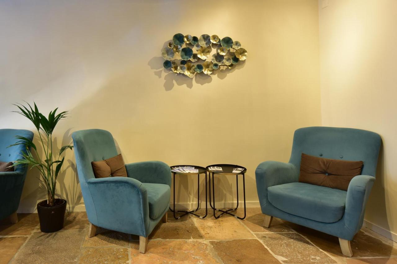 Rousseau Hotel 3*
