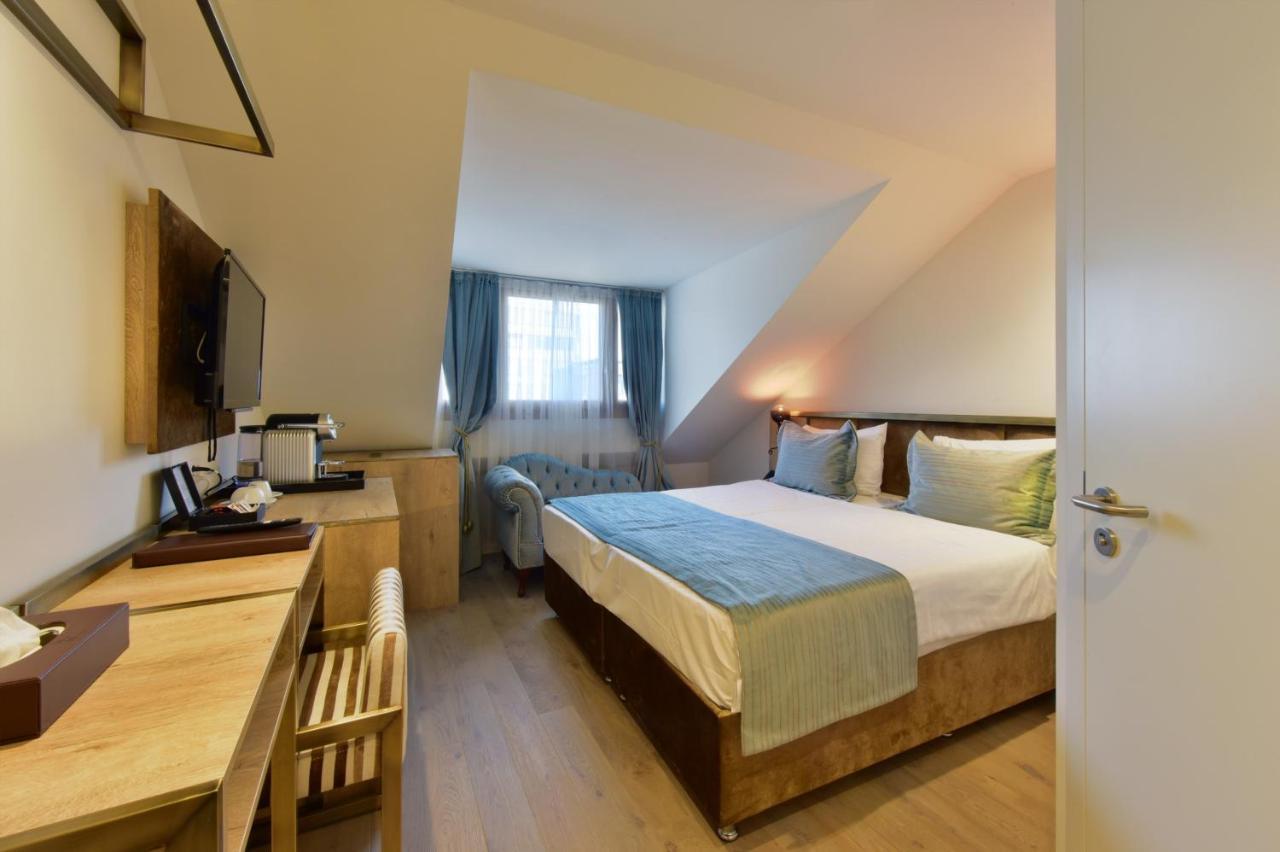 Rousseau Hotel 3*