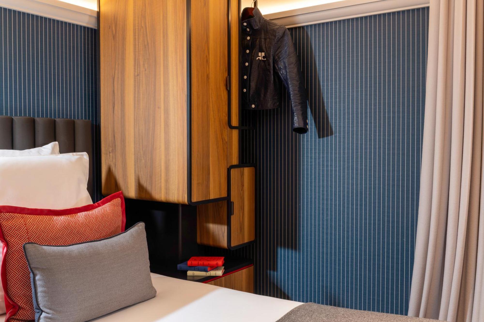 D Hotel 4*