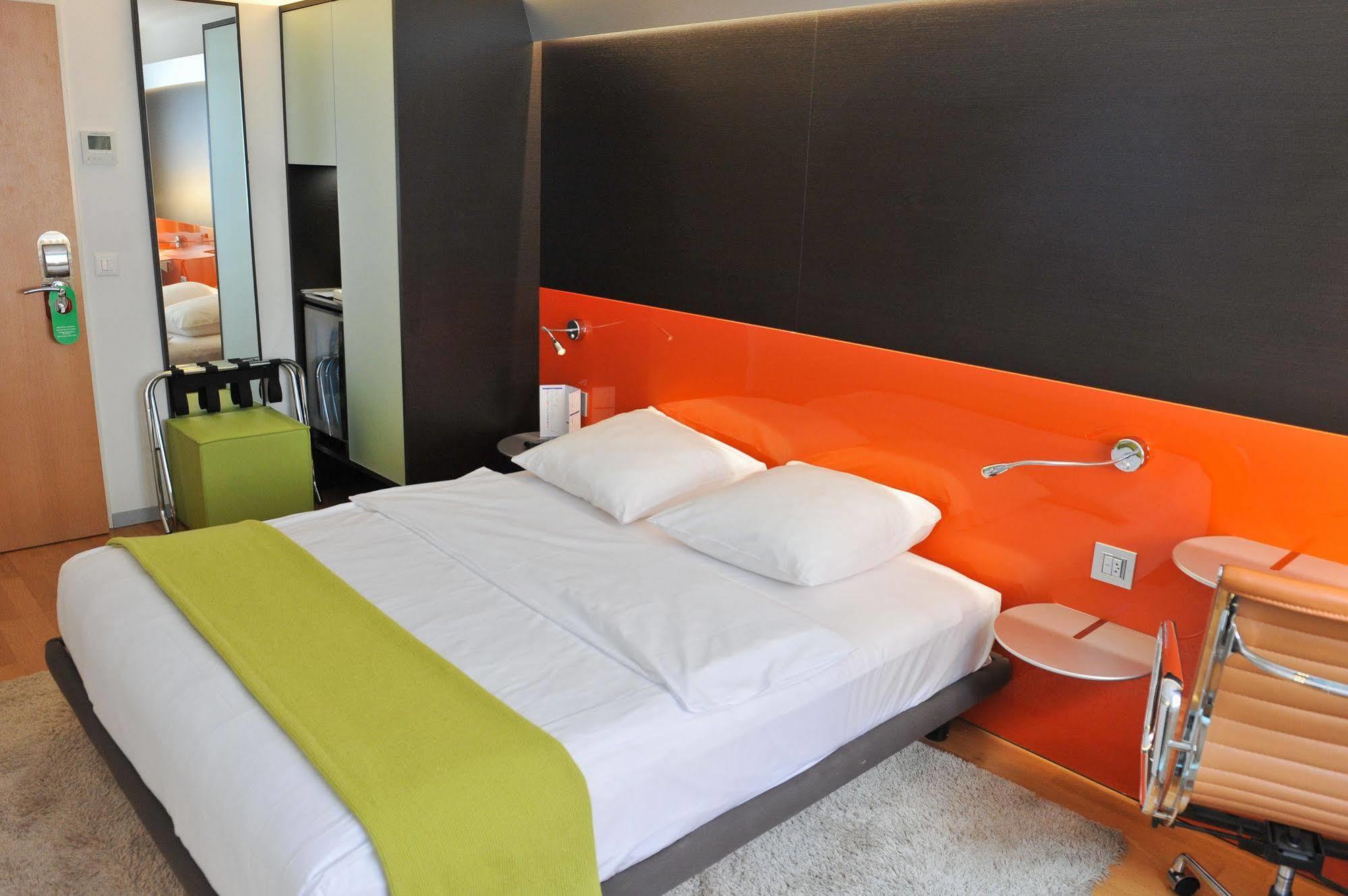 Design F6 Hotel 3*