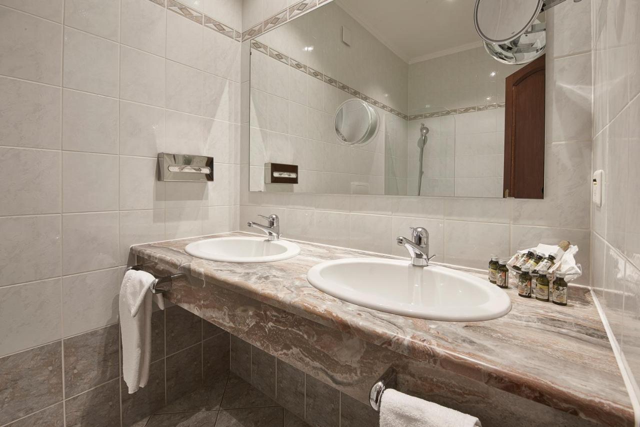 D'allèves Hotel 4*