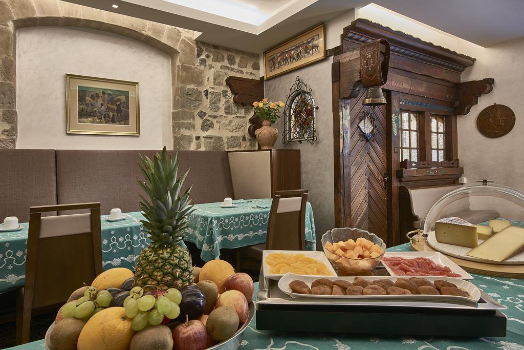 D'allèves Hotel 4*