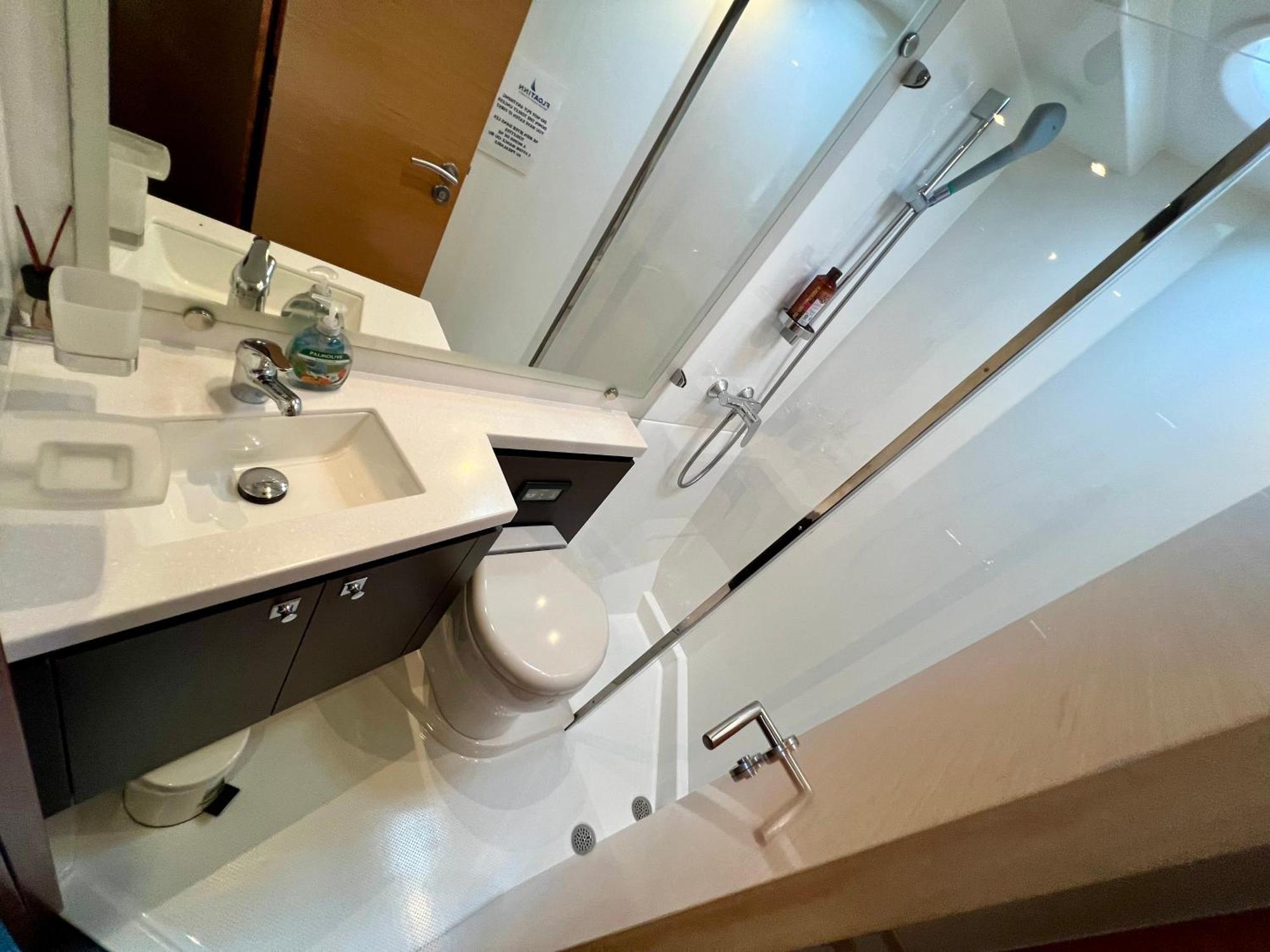Bateau-hôtel Floatinn Boat-bnb 3*