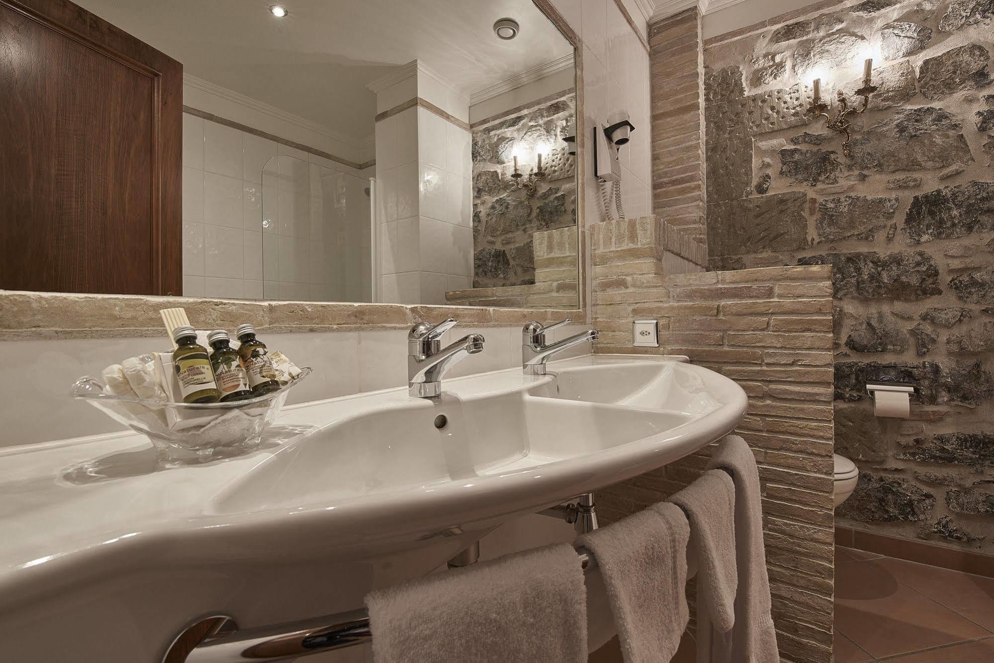 D'allèves Hotel 4*