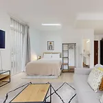 Bright Studio In Champel