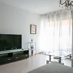 Spacious & Elegant Apartment Next To River