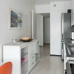 Spacious & Elegant Apartment Next To River