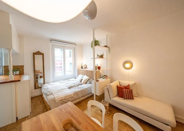 Beautiful Central Apartment Steps From Lake And Water Jet