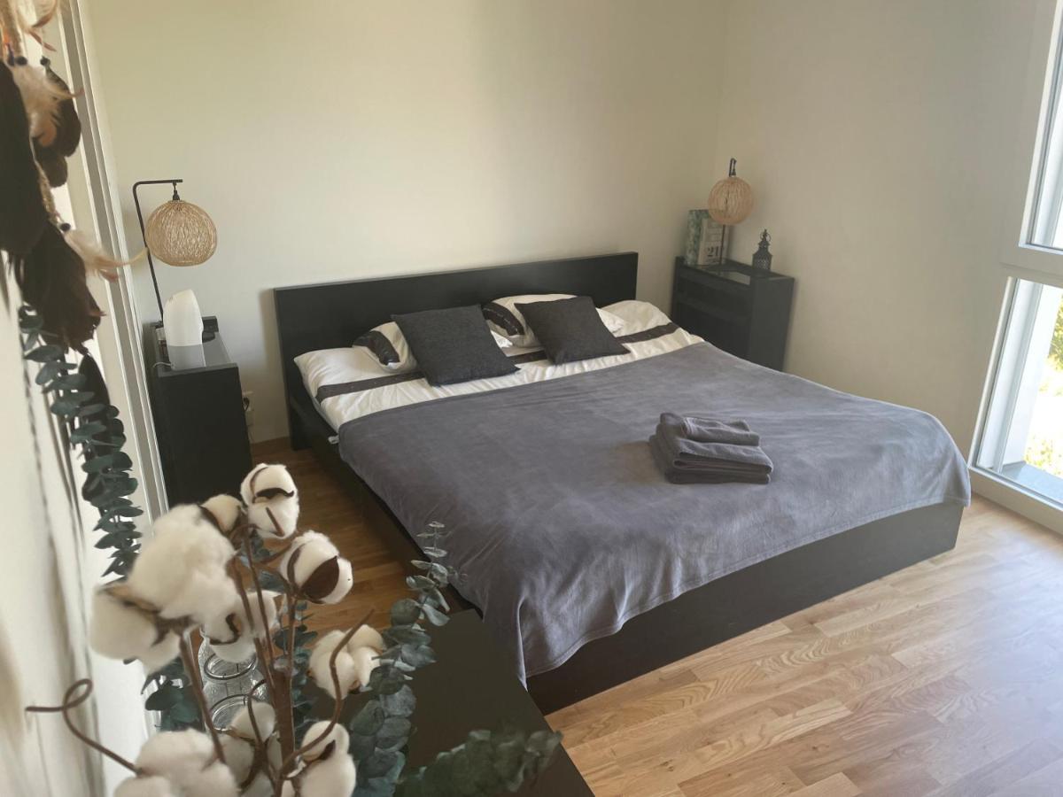 Private Bedroom And Bathroom In Shared Gasthuis