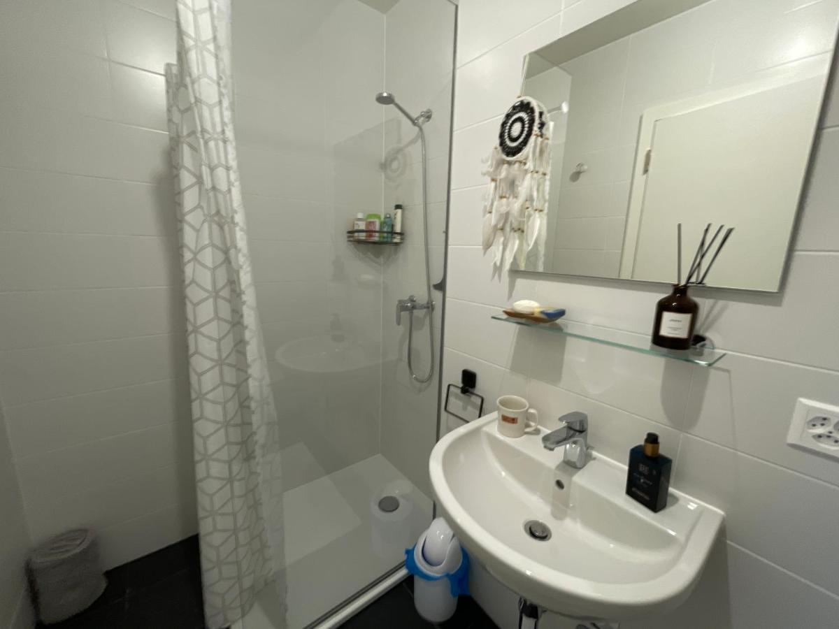 Private Bedroom And Bathroom In Shared Genève
