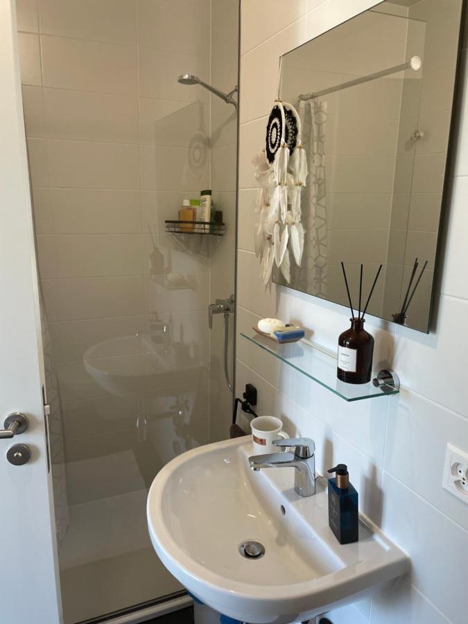 Gasthuis Private Bedroom And Bathroom In Shared Genève