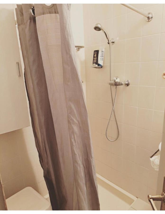 Séjour chez l'habitant Chambre Chez Habitant Près Aéroport - Palexpo - Onu De *