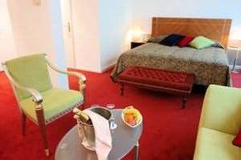The New Midi Hotel