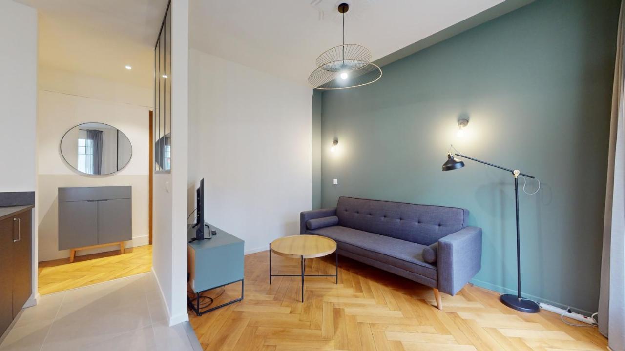 Beautiful Modern With Balcony In Appartement *