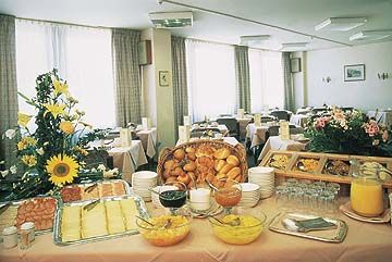 Ibis Centre Nations Hotel 3*