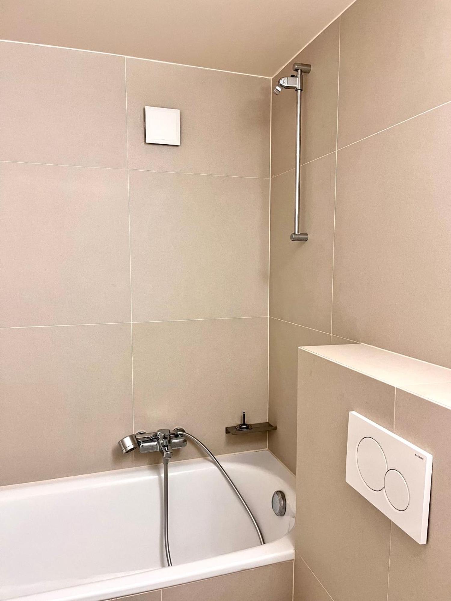 Luxury Studio Near Un & Train Station Apartment