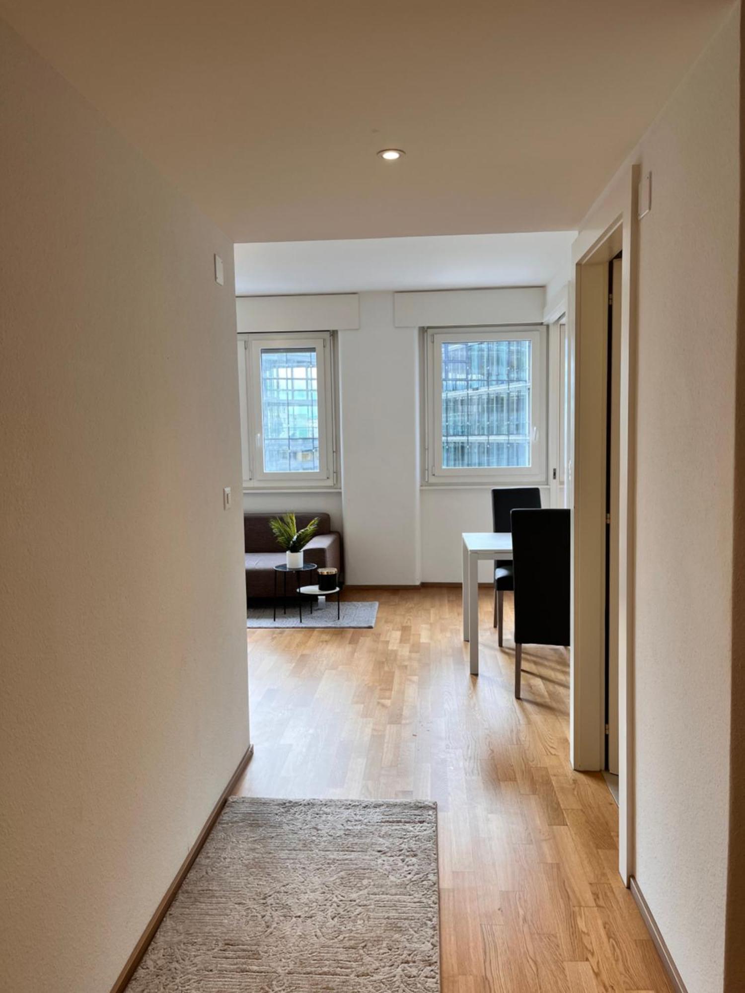 Luxury Studio Near Un & Train Station Apartment *