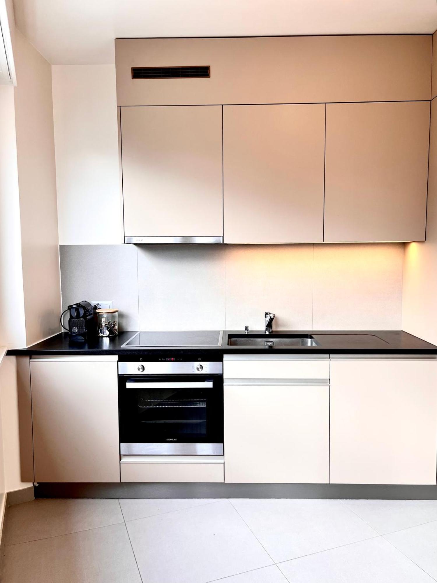 Apartment Luxury Studio Near Un & Train Station *