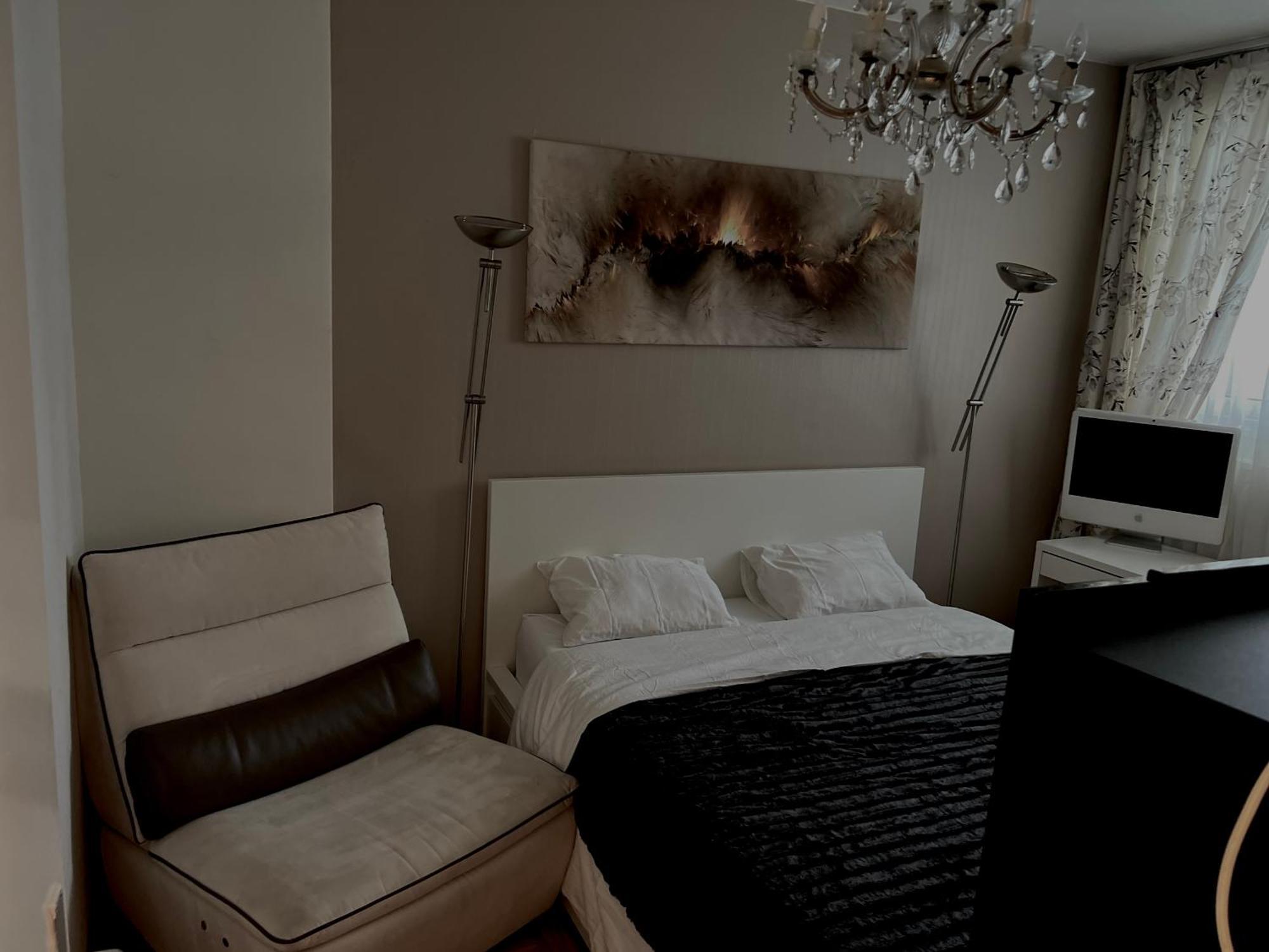 Séjour chez l'habitant Chambre Confortable Disponible A *