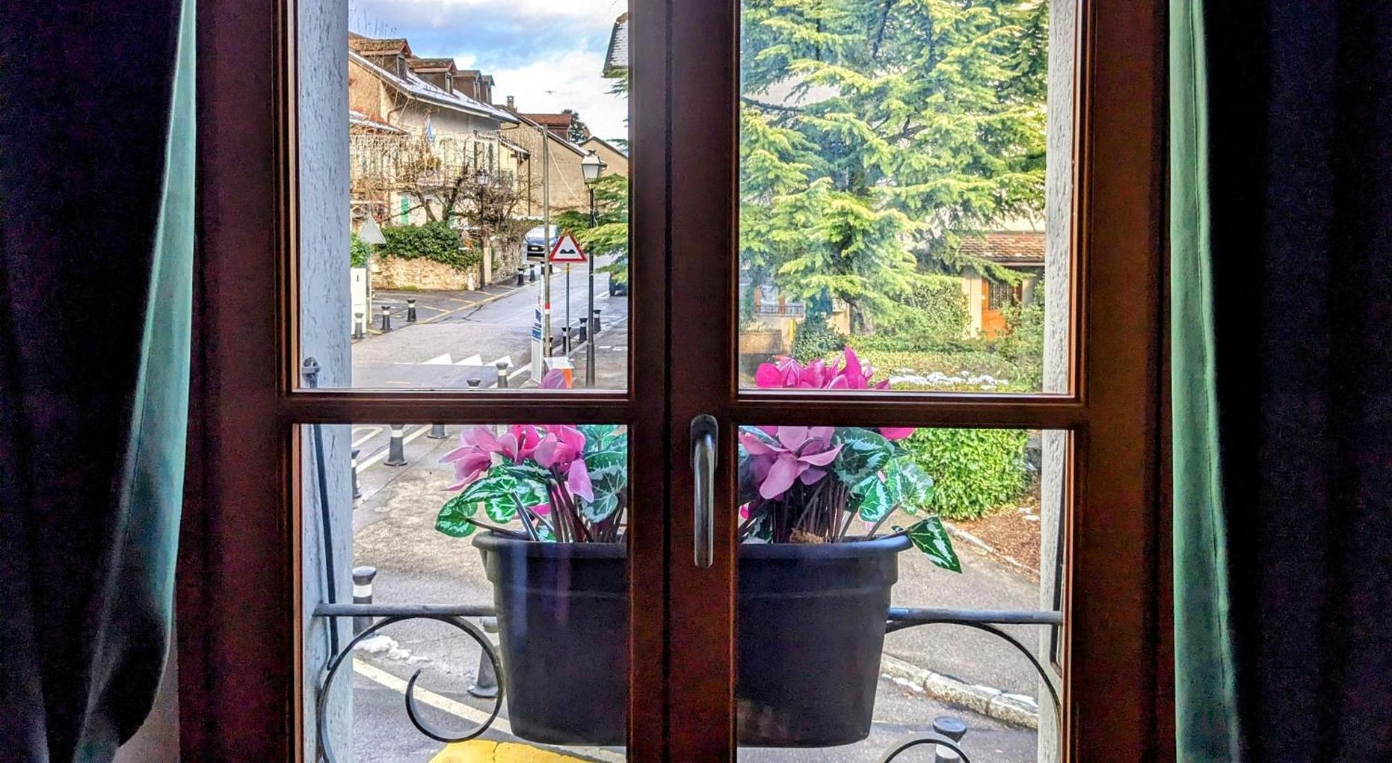 I Vernier, Homestay