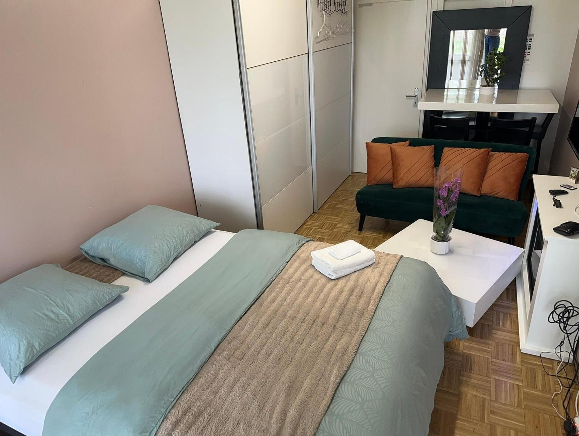 Chambre Confortable Disponible A Séjour chez l'habitant *