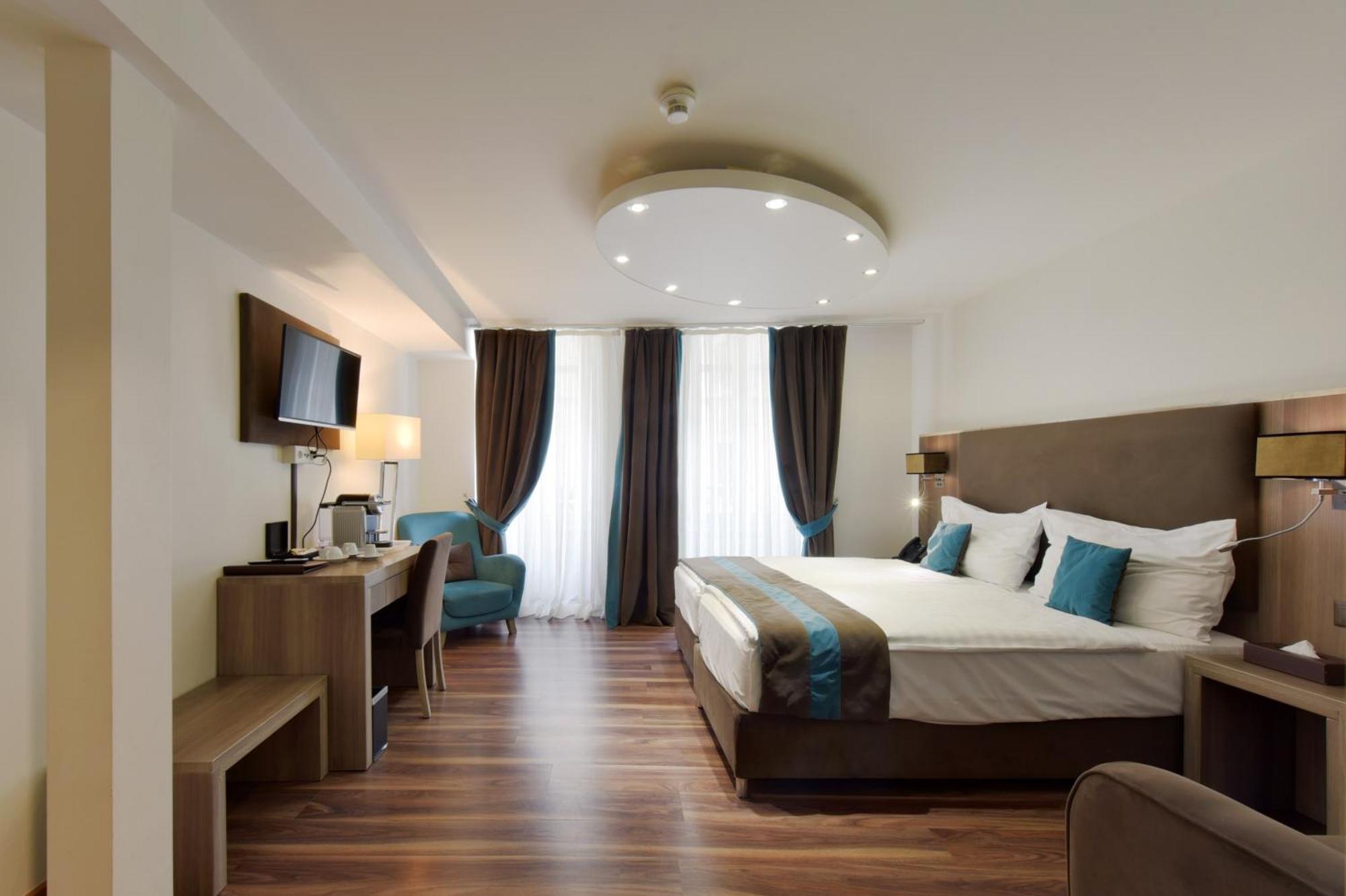 Rousseau Hotel 3*