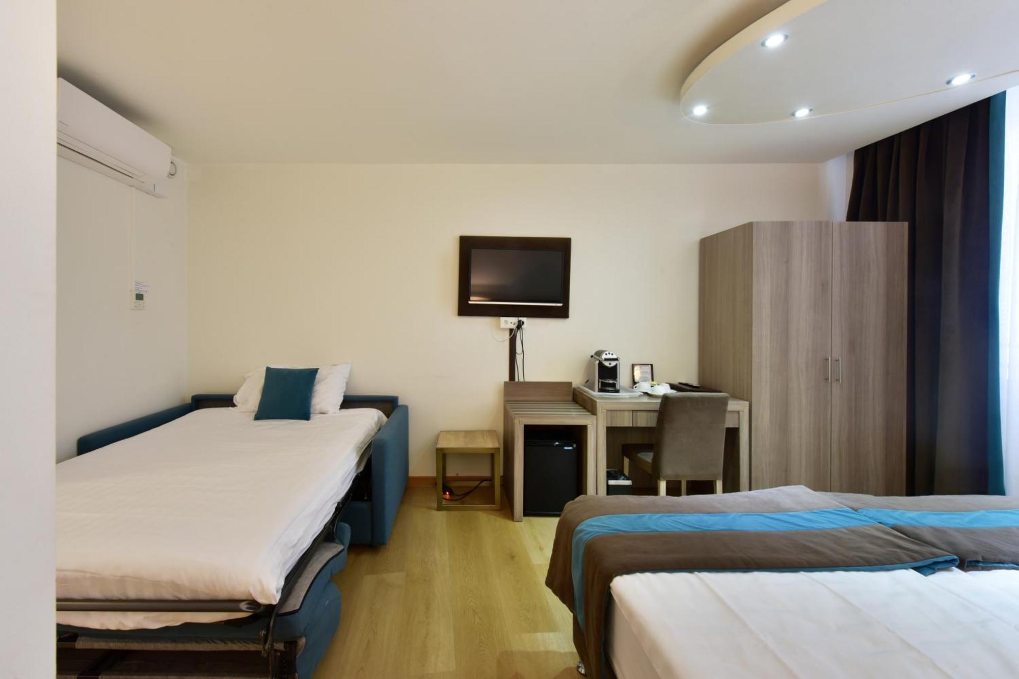 Rousseau Hotel 3*