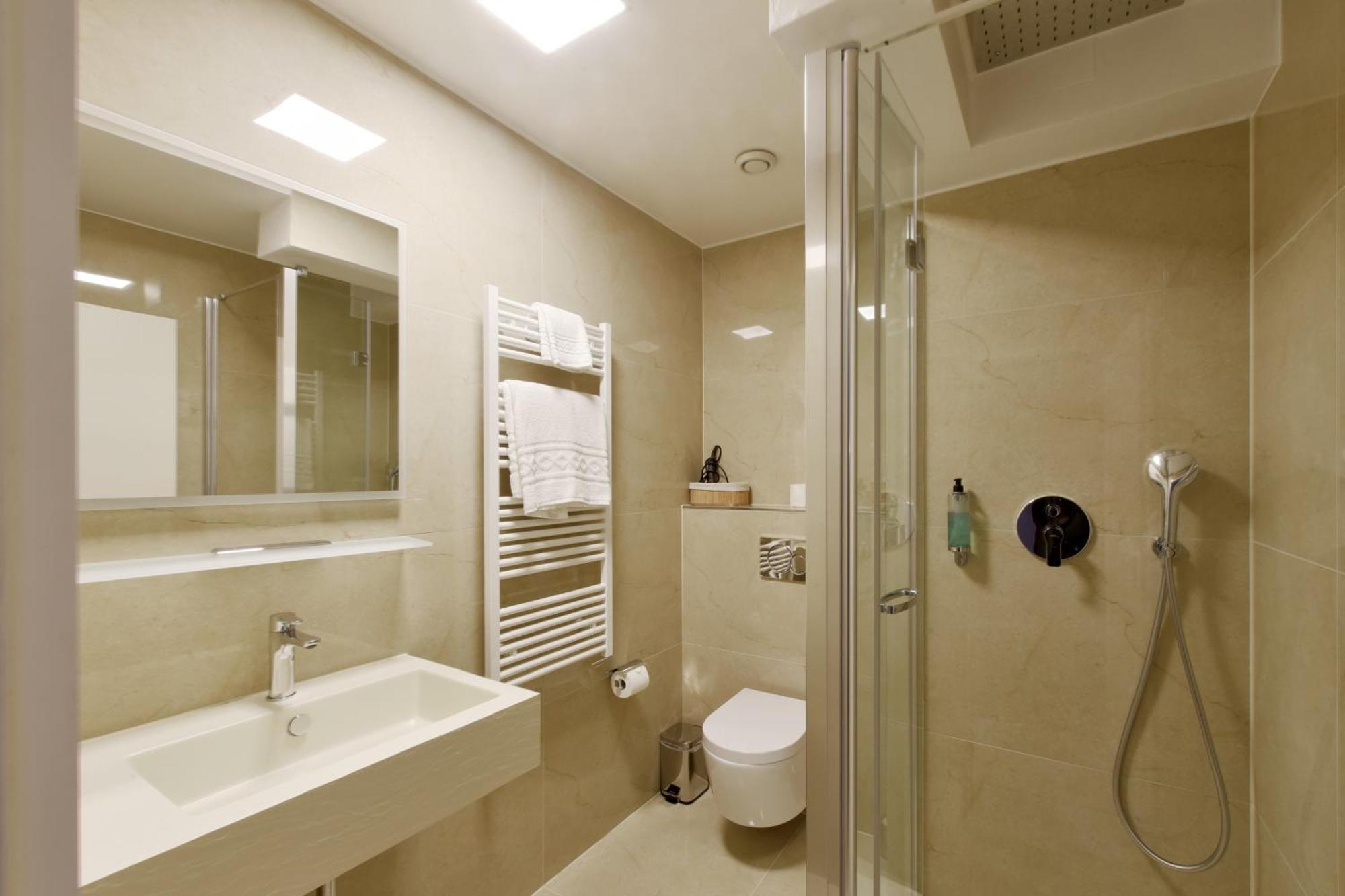 Rousseau Hotel 3*