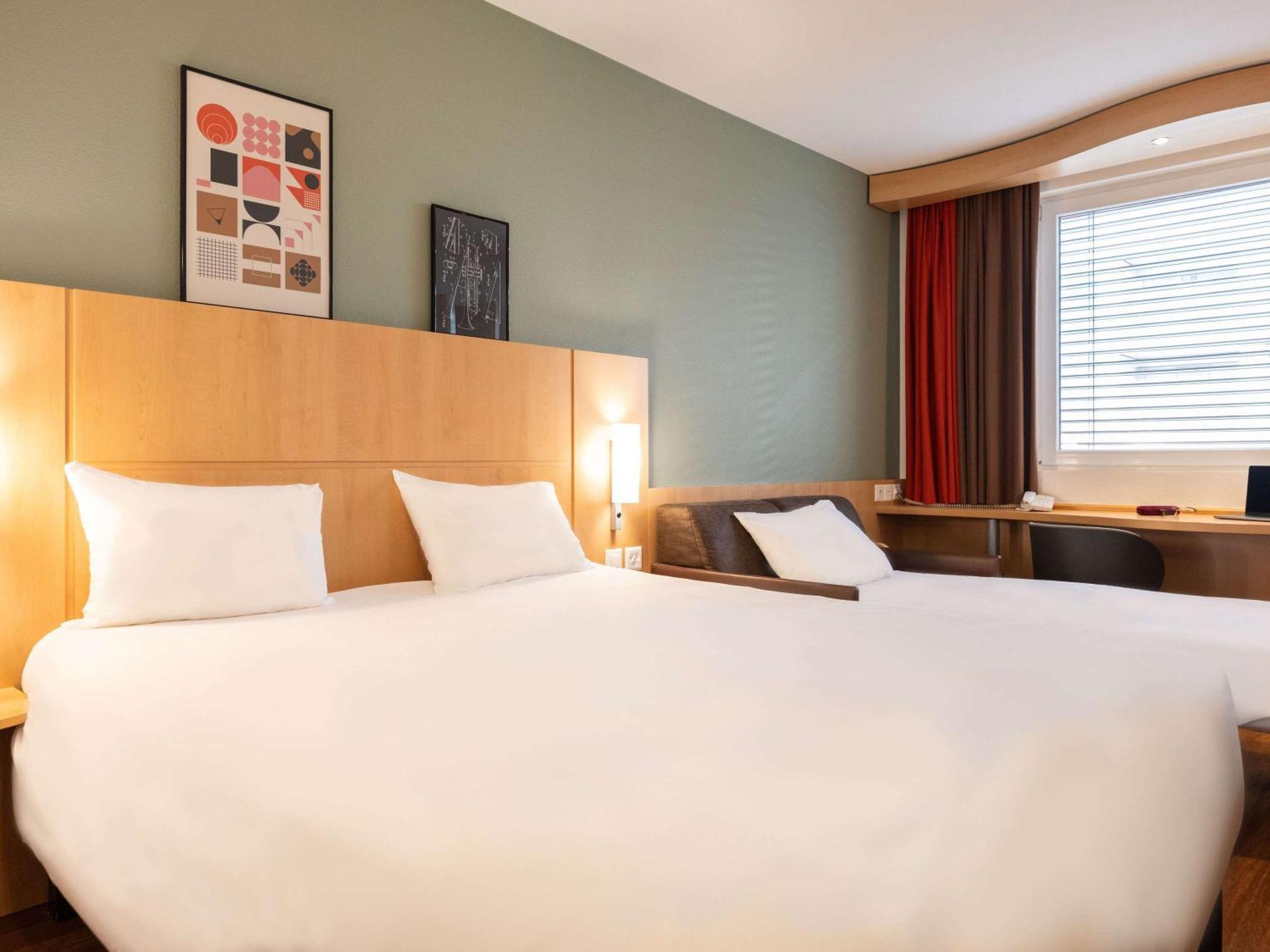 Hotel Ibis Centre Nations 3*