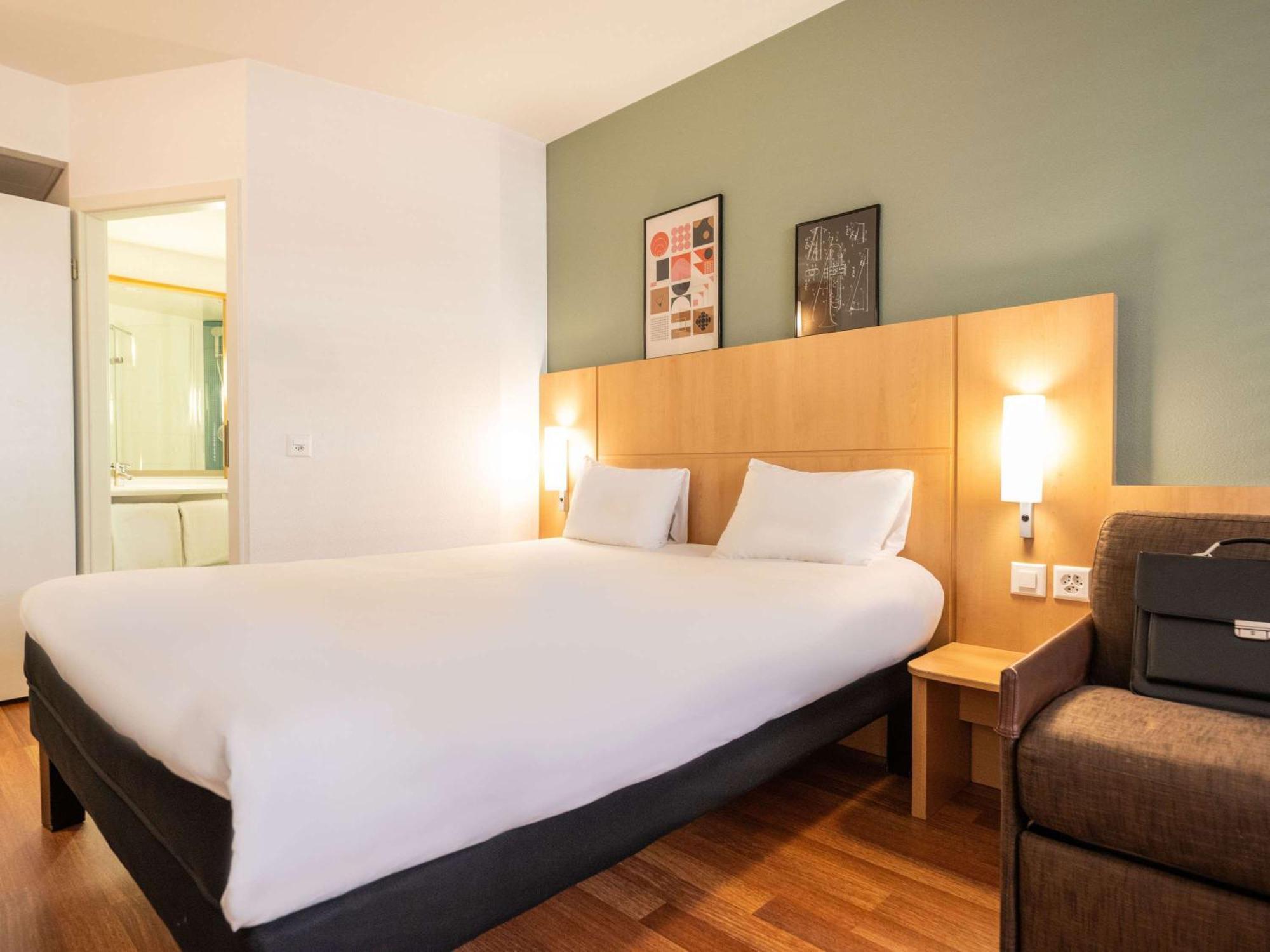Ibis Centre Nations Hotel 3*