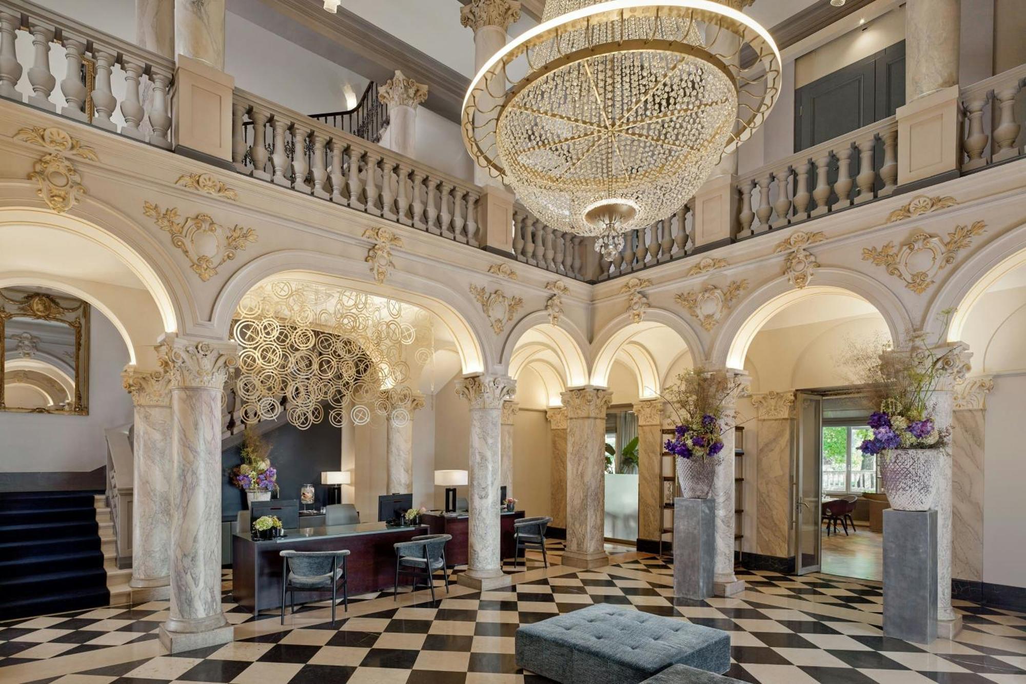 The Ritz-carlton De La Paix,
