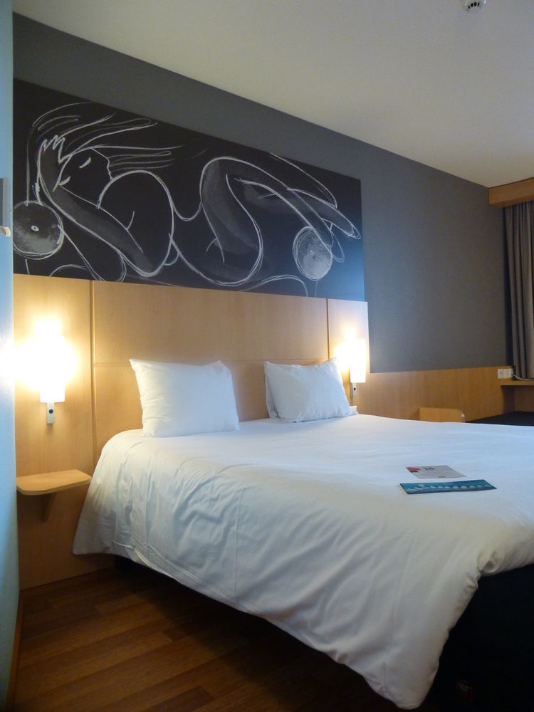 Ibis Centre Nations Hotel 3*