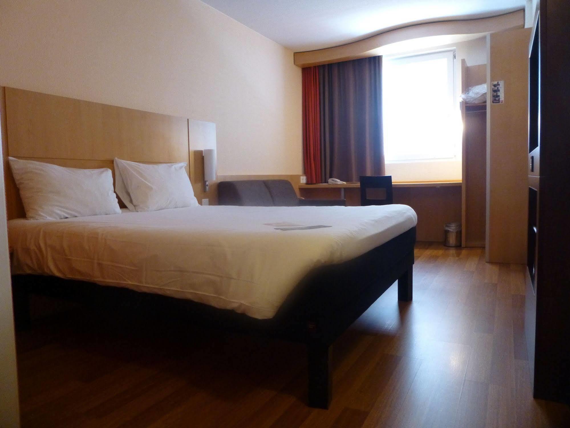 Ibis Centre Nations Hotel 3*