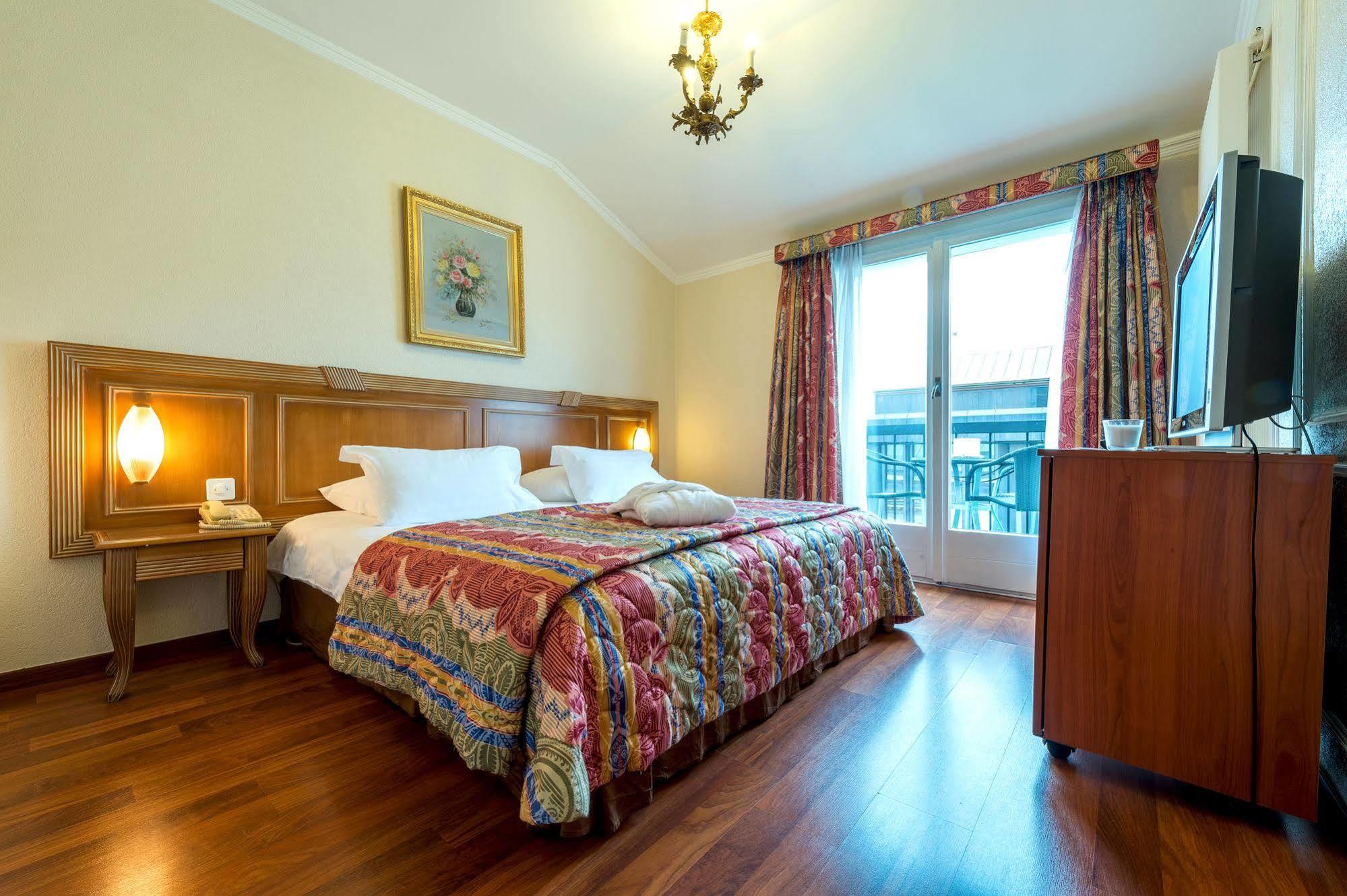 Diplomate Hotel