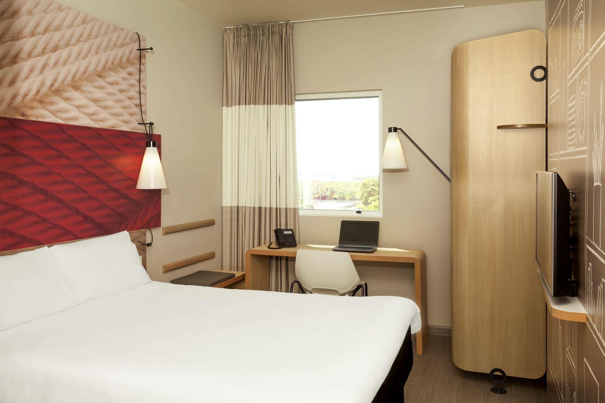 Ibis Centre Hotel 3*