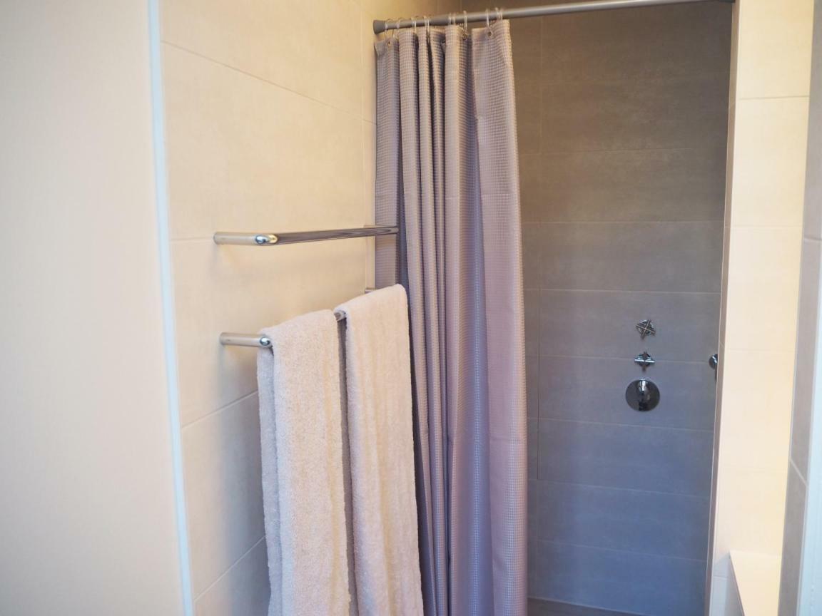 Exclusive & Central With Private Garden Apartment Genf