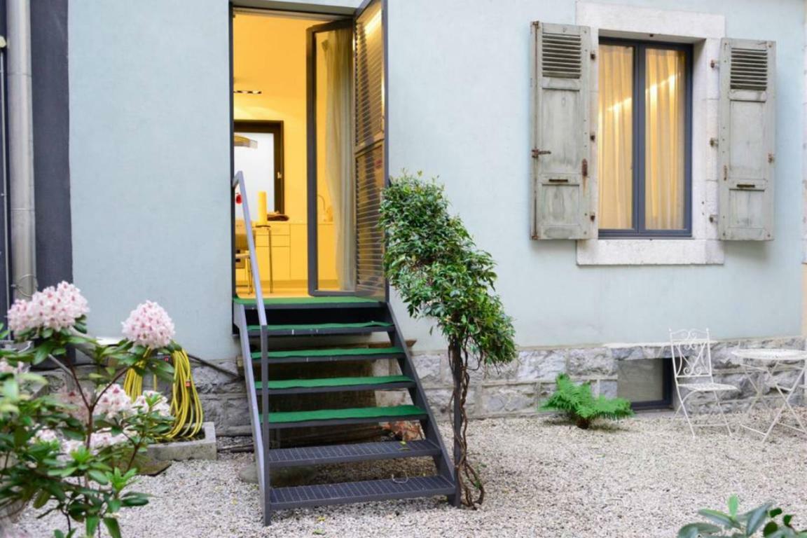 Exclusive & Central With Private Garden Apartment *