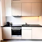 Luxury Studio Near Un & Train Station