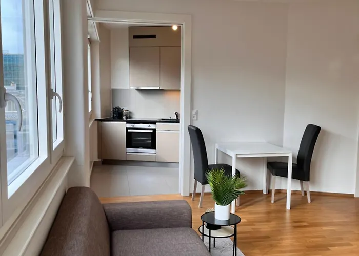 Luxury Studio Near Un & Train Station