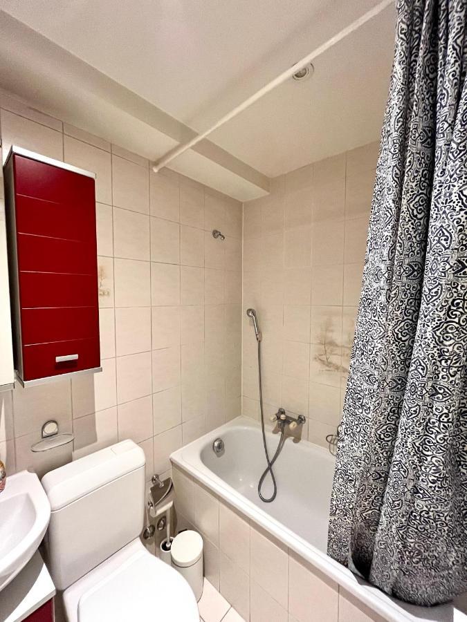 Boutique Studio, 5' From The *