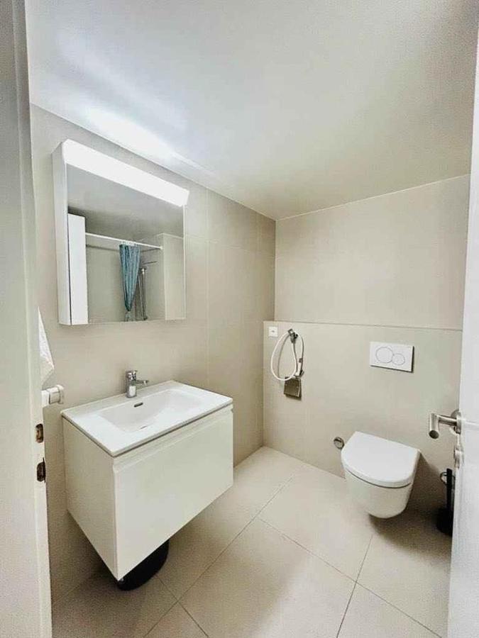 Luxury Studio Near Un & Train Station *