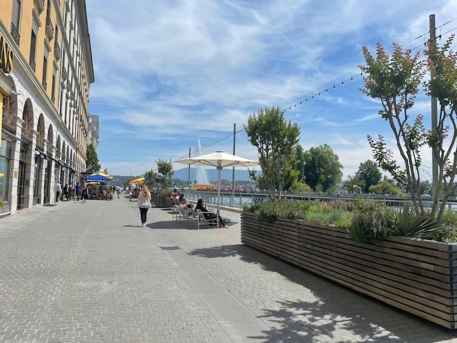 Celui Qui Est Au Centre Genève