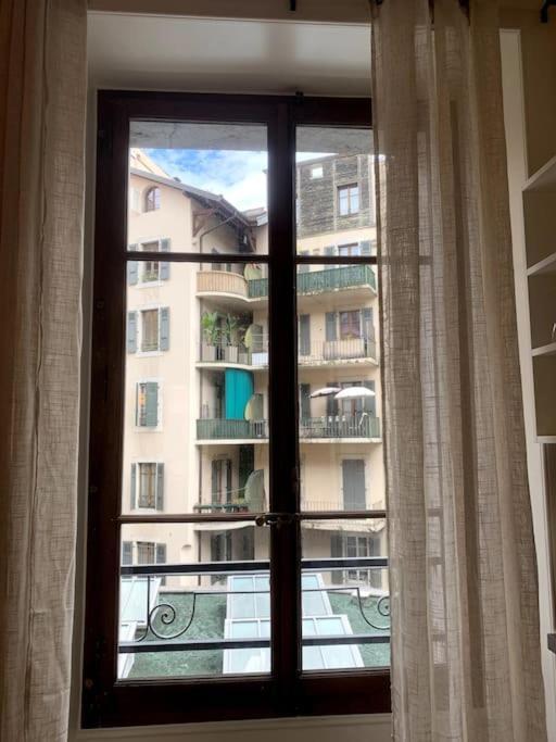 Celui Qui Est Au Centre Appartement Genève